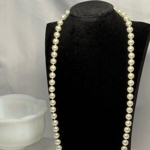 Chic Faux Pearl Necklace – Timeless Elegance on a Budget